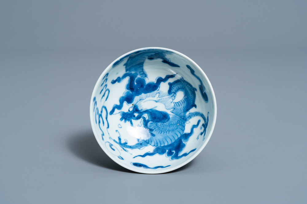 Een Chinese Blauw Witte Kom Met Een Draak Yongzheng Coronari Auctions