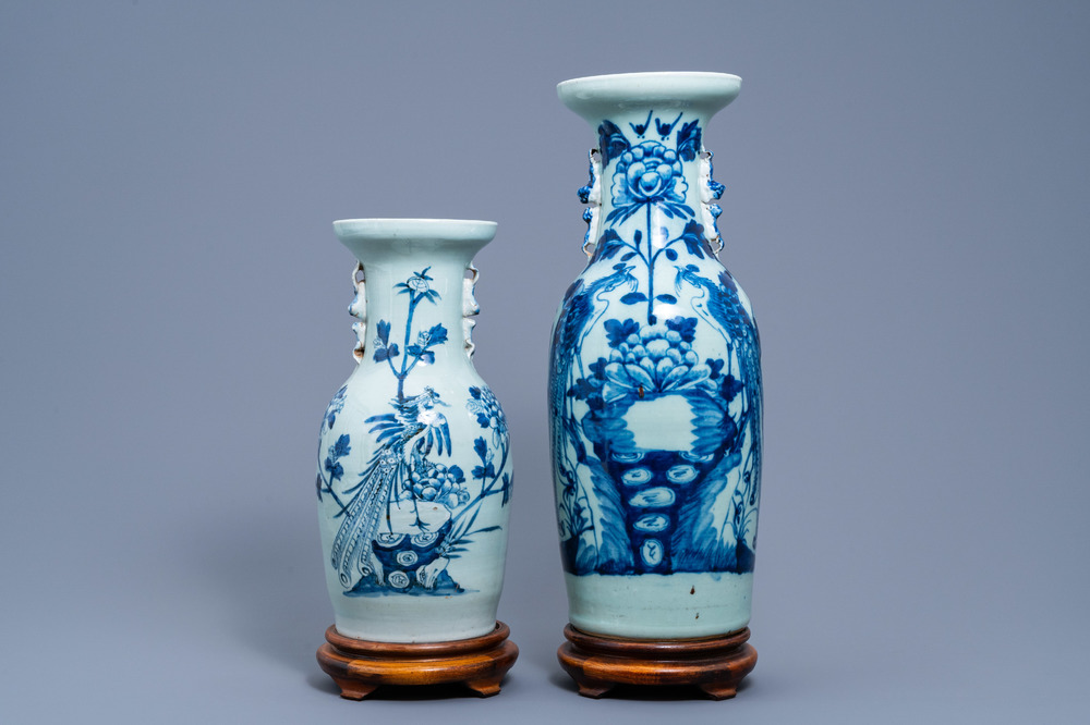 Twee Chinese Blauw Witte Celadon Vazen Met Feniksen Tussen Bloesemtakken De Ste Eeuw