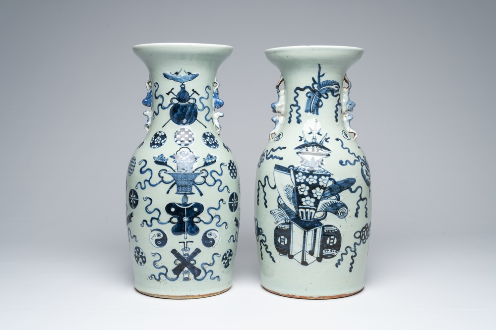 Twee Chinese Blauw Witte Celadon Vazen Met Antiquiteiten De Eeuw Coronari Auctions